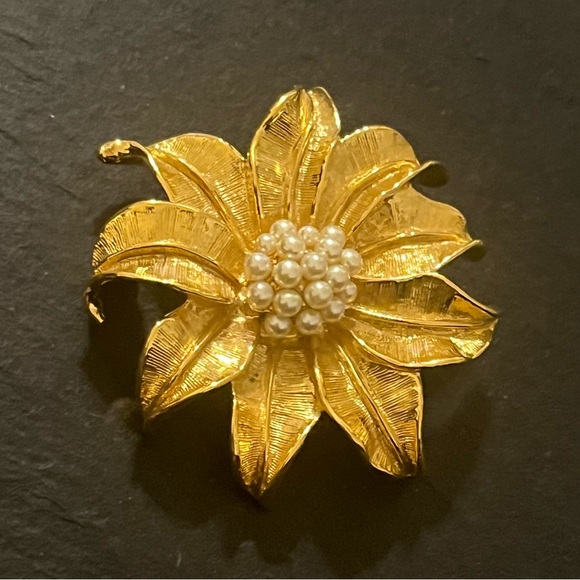 Big Avon Gold Tone Poinsettia Flower Faux Pearl Signed Brooch - Picture 3 of 10